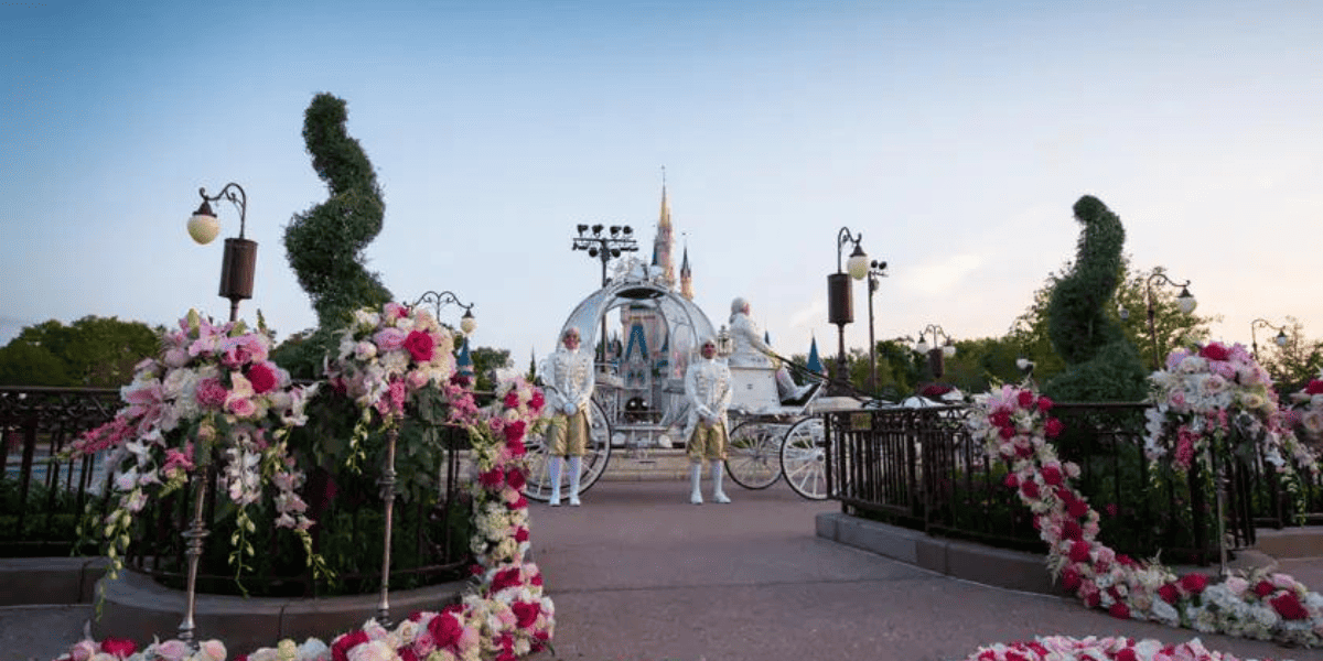 A carriage and footmen in East Plaza Garden