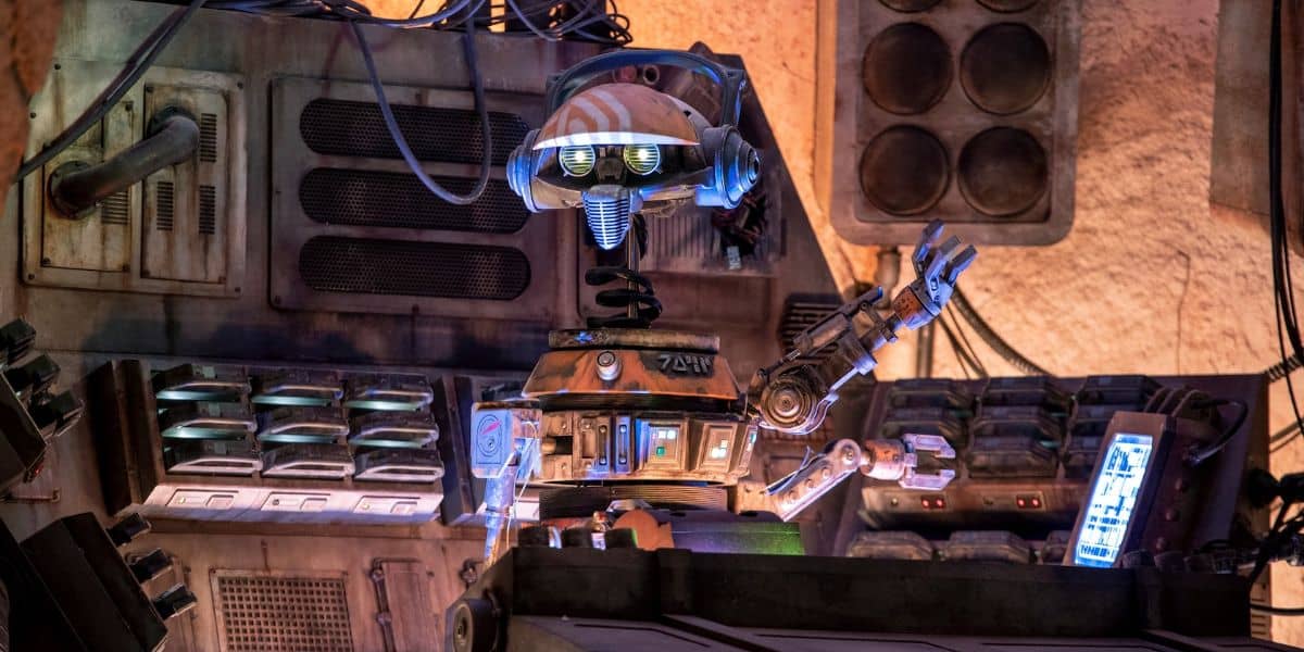 A robot in Oga's Cantina in Disneyland Resort's Galaxy's Edge