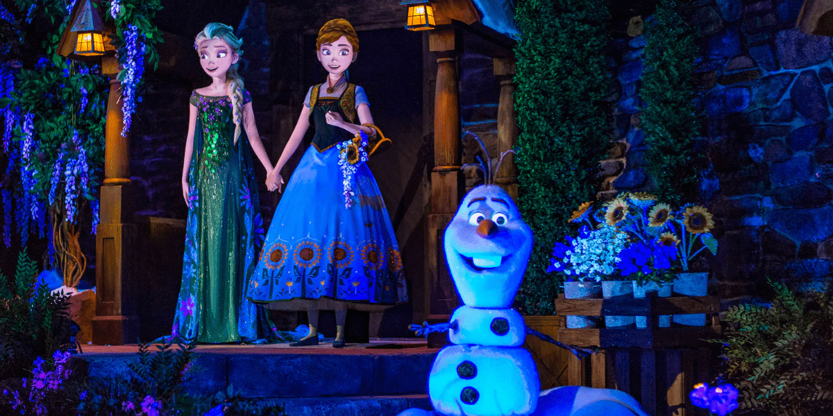 Anna, Elsa, and Olaf animatronics singing at the end of Frozen Ever After.