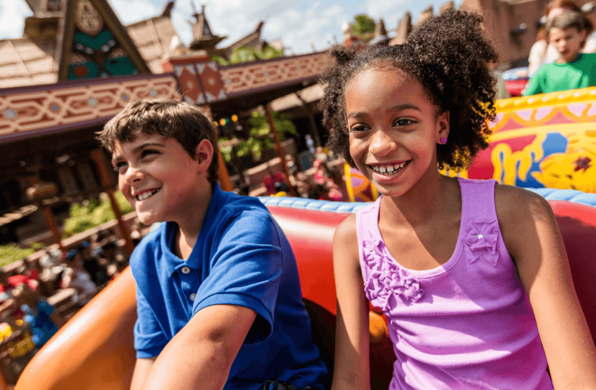 kids riding magic carpets of aladdin at disney world