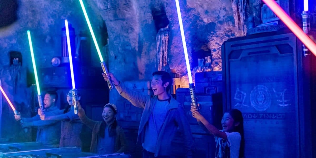 Guests raising lightsabers in Savis Workshop