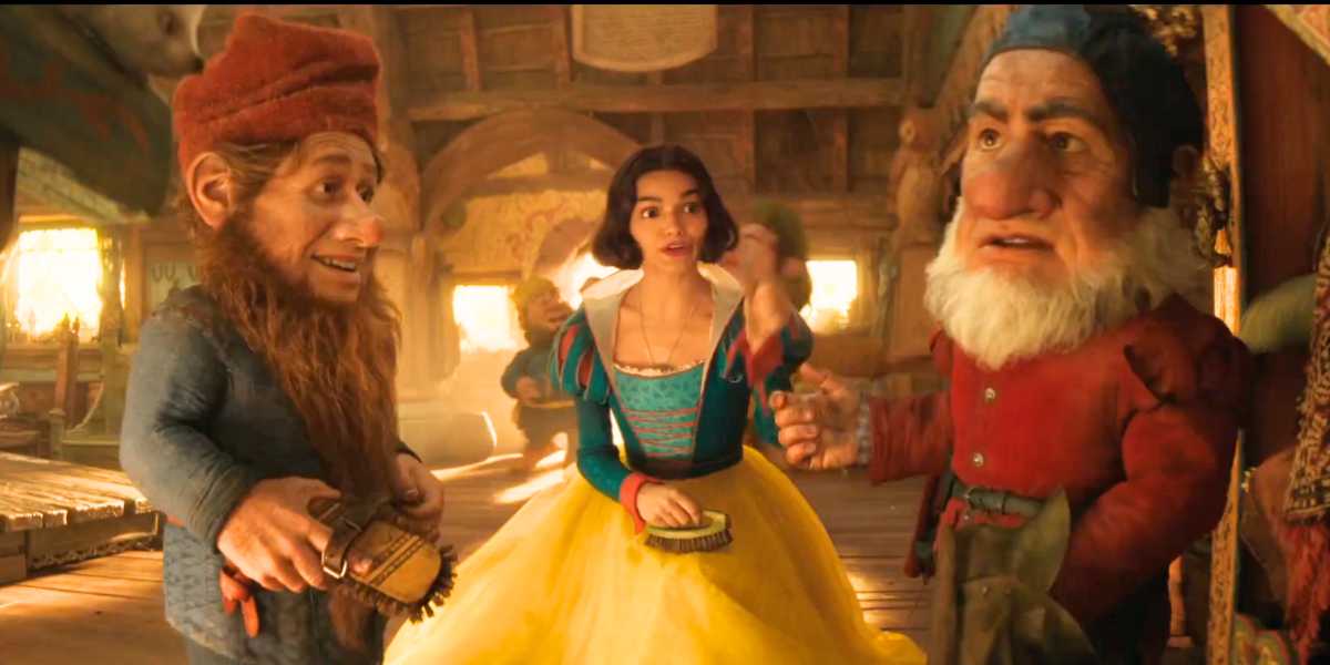 Snow White (Rachel Zegler) talking with the CGI dwarf characters