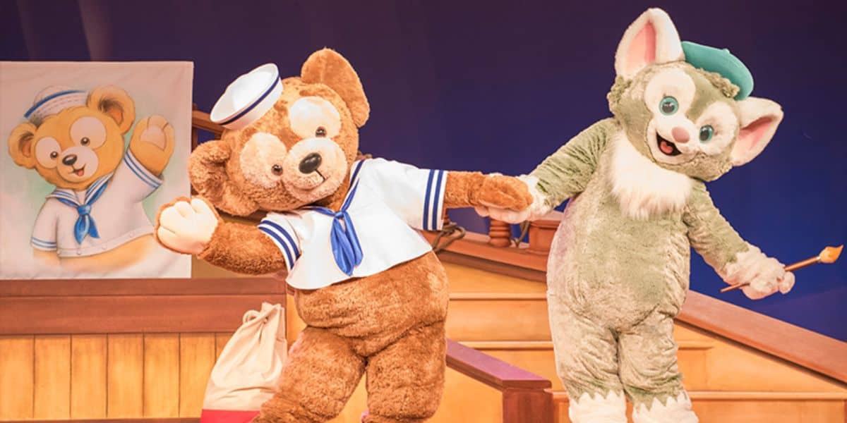 Duffy and Gelatoni with a painting of Duffy on stage