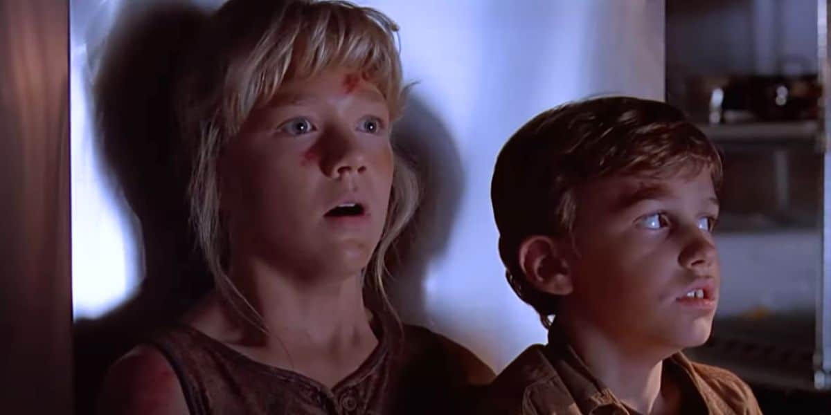 (L to R) Lex (Arianna Richards) and Tim (Joe Mazzello) hiding in the kitchen in 'Jurassic Park'
