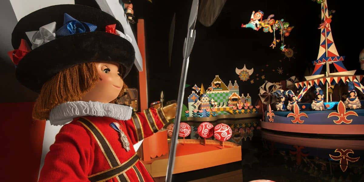 Dolls on "it's a small world"
