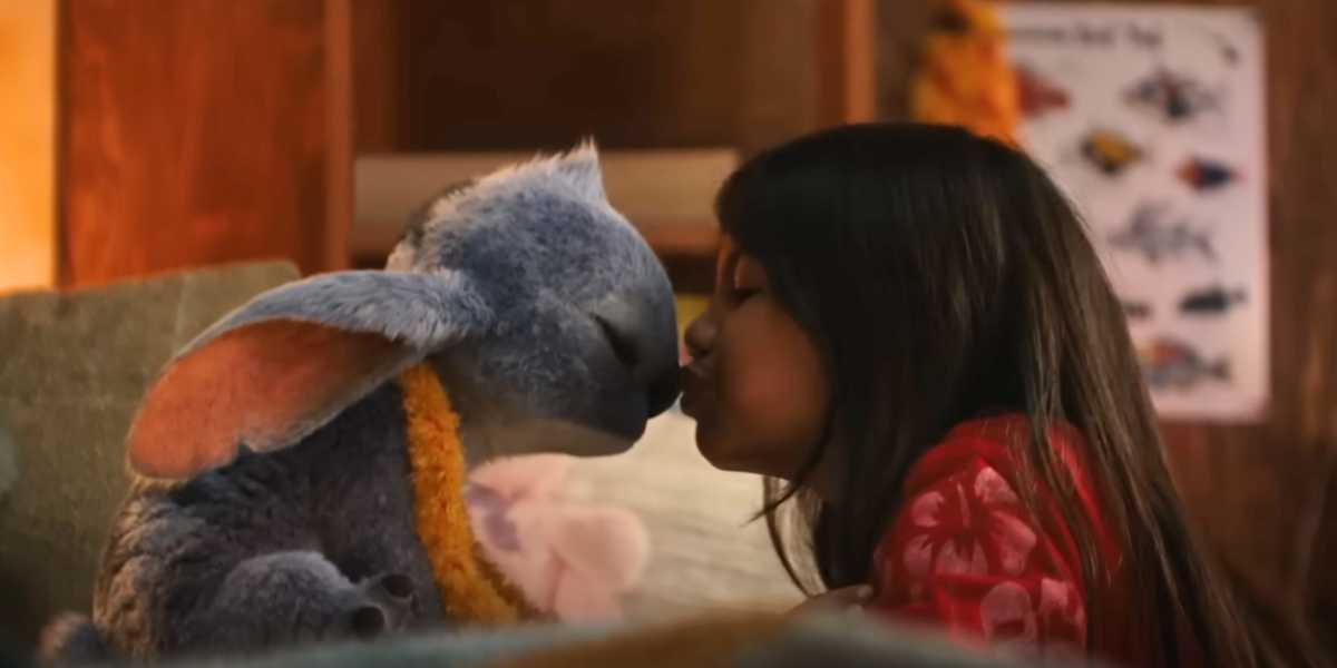 Lilo and Stitch touching foreheads in 'Lilo & Stitch'