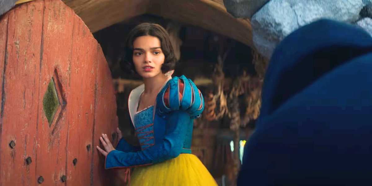 Rachel Zegler as Snow White opening the cottage door to Gal Gadot's Evil Queen/Crone