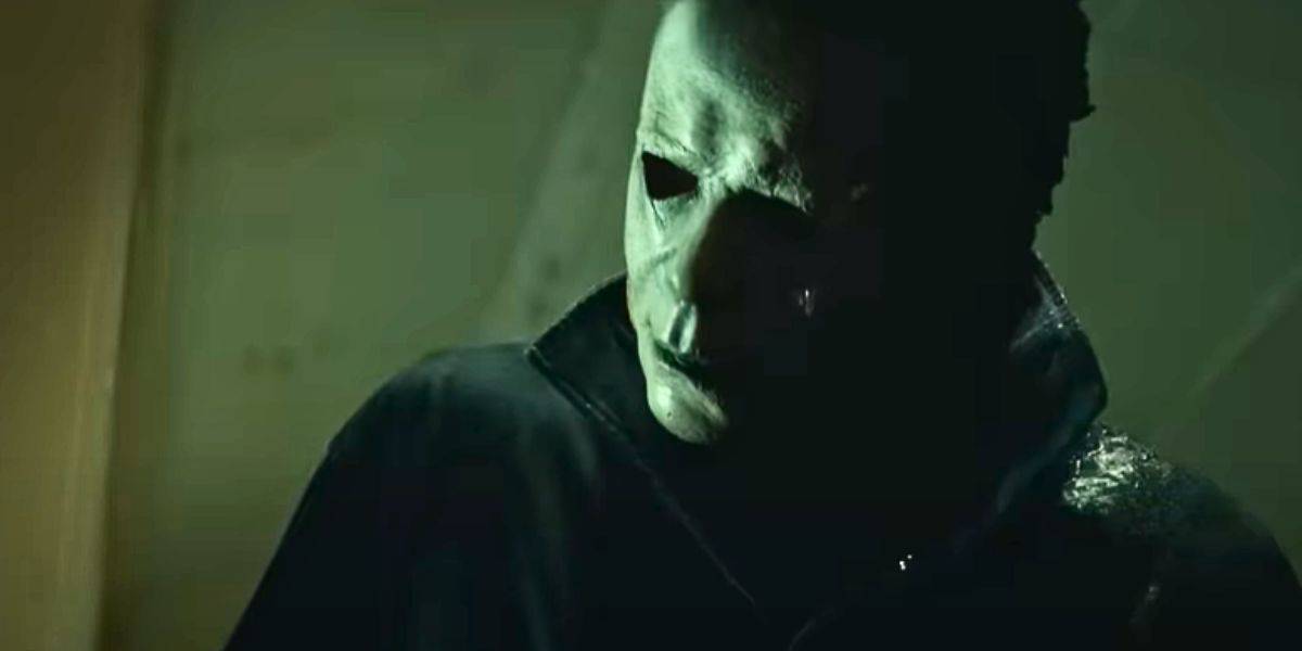 Michael Myers attacking someone in 'Halloween Kills'