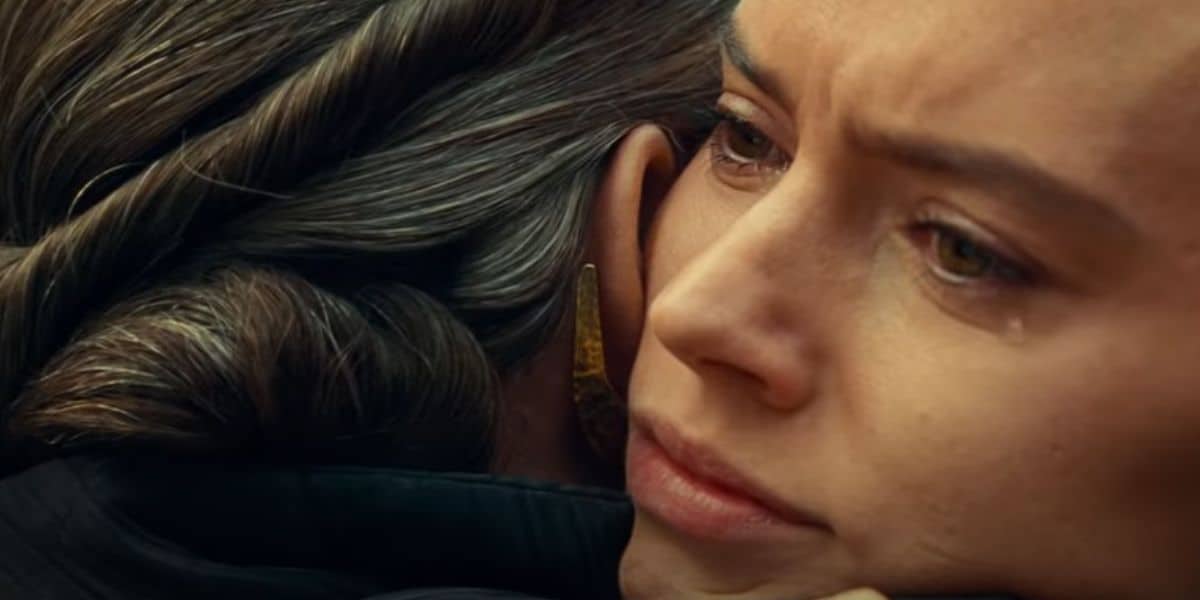 Rey and Leia hugging in 'Star Wars: The Rise of Skywalker'