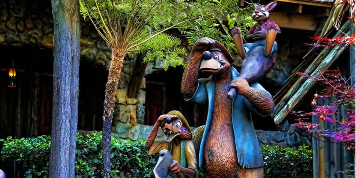 Splash Mountain statue of Br'er Bear and Br'er Fox outside the ride