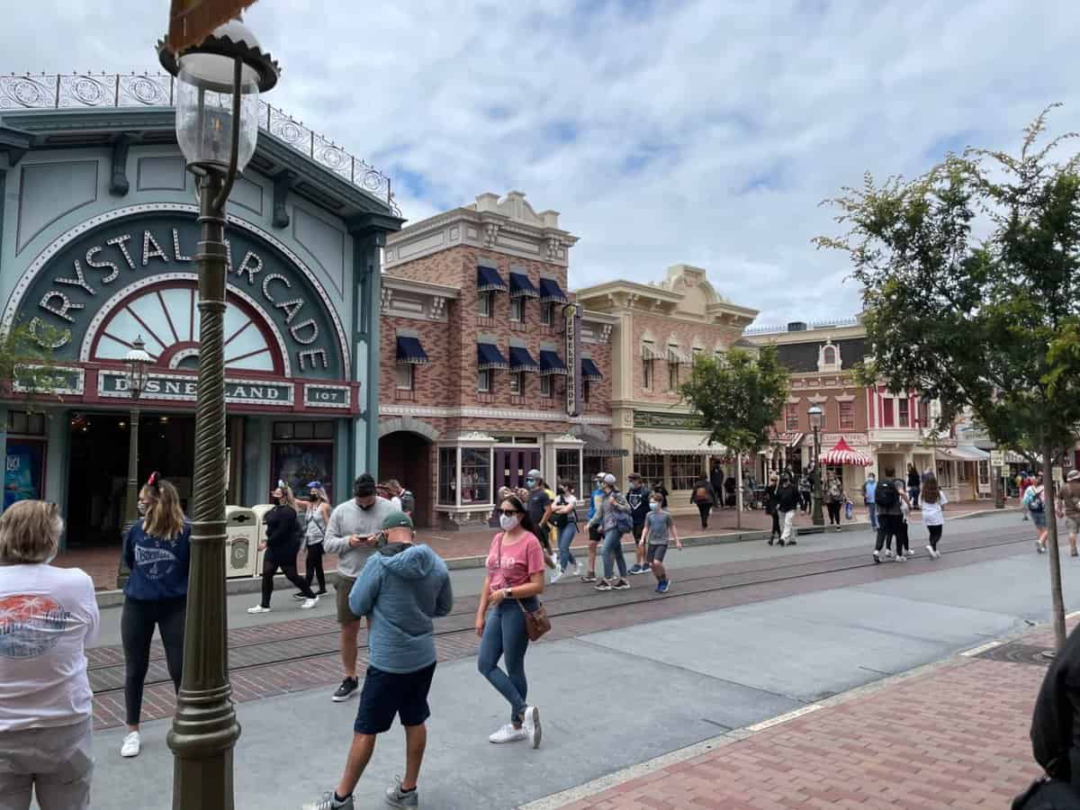 disneyland crowds main street