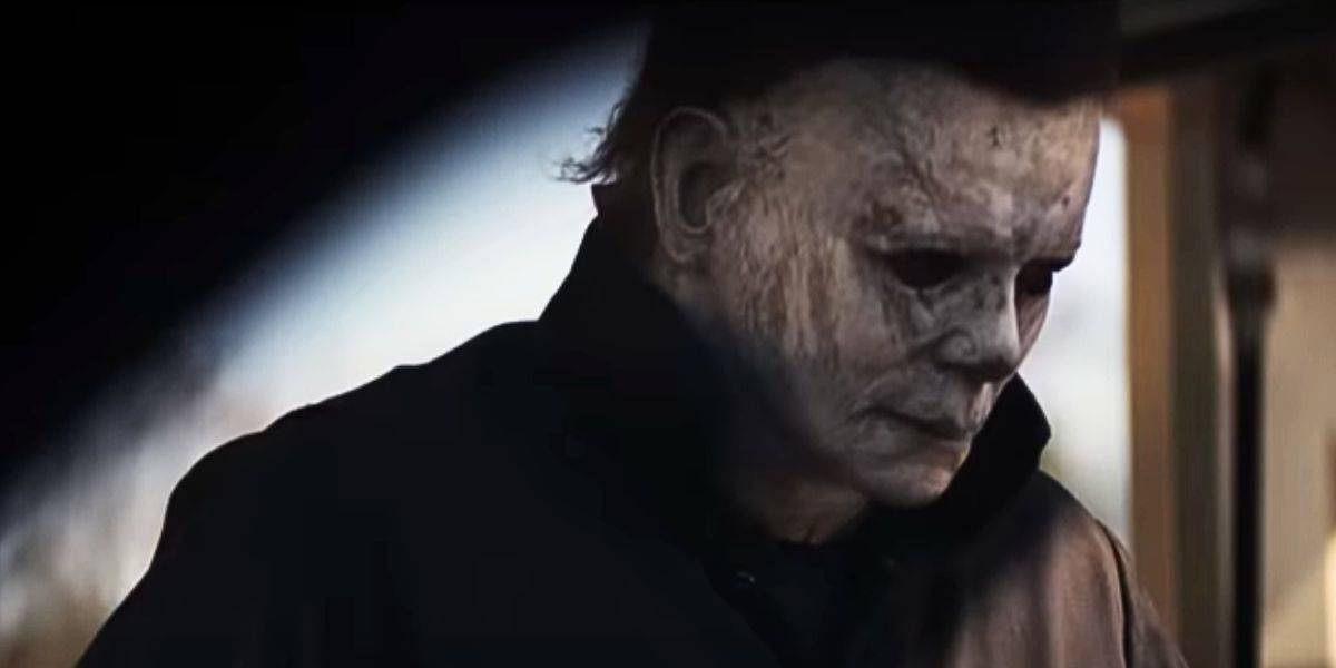Michael Myers putting his mask on in 'Halloween' (2018)